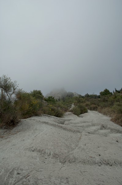 Percorso sul terreno roccioso dell'Epomeo.